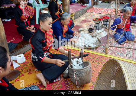 SAKON NAKHON, THAILAND - Januar 15: Phu Thai Menschen mit Baumwolle Thread Spinnmaschine für Show-Reisenden in Welt Phutai da Stockfoto