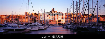 Vieux Port und Notre Dame De La Garde, Marseille, Frankreich Stockfoto