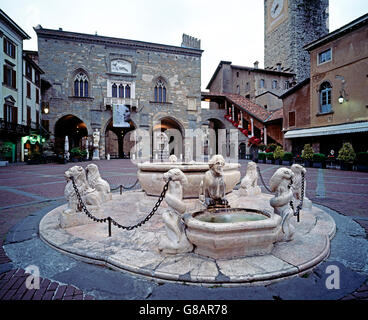 Brunnen am Piazza Vecchia, Bergamo, Italien Stockfoto