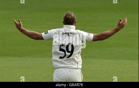 Surreys Tom Curran feiert das Wicket von Northamptonshire's Rob Keogh LBW am dritten Tag des LV= County Championship Spiels im Kia Oval, London. Stockfoto