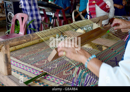 SAKON NAKHON, THAILAND - Januar 15: Phu Thai Menschen mit Webstuhl oder Webmaschine für das Weben zeigen Reisender in der Welt Phutai d Stockfoto