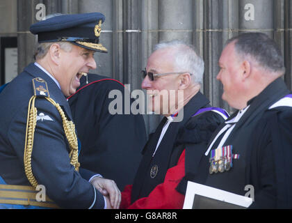 Der Herzog von York (links) spricht mit Reverend Dr. Finlay MacDonald (Mitte) und Reverend Jonathan Wylie (rechts), als er einen Gottesdienst zur Schlacht von Großbritannien zum 75. Jahrestag der Royal Air Forces Association in der St. Giles' Cathedral in Edinburgh, Schottland, verlässt. Stockfoto