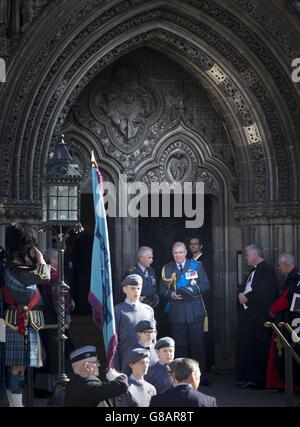 Der Duke of York (Mitte rechts) spricht mit Air Marshal Sir Dusty Miller KBE (Mitte links), als sie einen Gottesdienst zum 75. Jahrestag der britischen Schlacht verlassen, der von der Royal Air Forces Association in der St Giles' Cathedral in Edinburgh, Schottland, abgehalten wird. Stockfoto