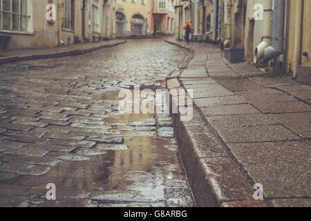 Alte Stadt Bürgersteig Straße an regnerischen Tag. Unscharf und Retro-getönten Bild, geringe Schärfentiefe Stockfoto