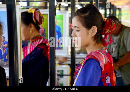 SAKON NAKHON, THAILAND - Januar 15: Phu thai Leute tragen Kleider Tracht Phu Thai für zeigen und Phu thai Welt da beitreten Stockfoto