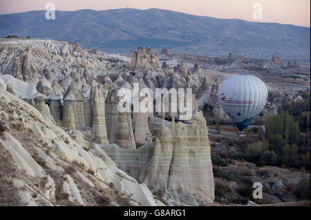 Türkei-Göreme-Ballonfahrt über die Feenkamine bei Sonnenaufgang Stockfoto