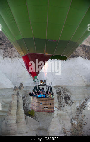 Türkei-Göreme-Ballonfahrt über die Feenkamine bei Sonnenaufgang Stockfoto