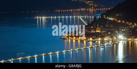 Die schwimmenden Piers - Christo am Iseo See in Italien bei Nacht Stockfoto