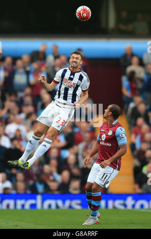 Fußball - Barclays Premier League - Aston Villa gegen West Bromwich Albion - Villa Park. Gareth McAuley von West Bromwich Albion gewinnt den Titel vor Gabriel Agbonlahor von Aston Villa Stockfoto