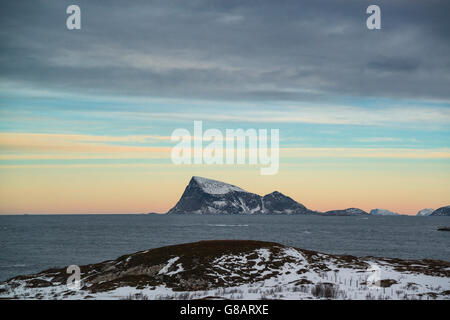 Insel von Sommarøy mit Blick auf die Insel zuschwamm, Norwegen Stockfoto