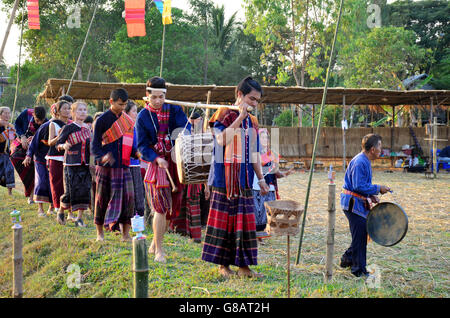 Phu Thai Menschen singen und spielen traditionelle thailändische Musikinstrumente Phu thai-Stil für Show am Verbot keine Hom am 15. Januar, Stockfoto