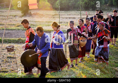 Phu Thai Menschen singen und spielen traditionelle thailändische Musikinstrumente Phu thai-Stil für Show am Verbot keine Hom am 15. Januar, Stockfoto