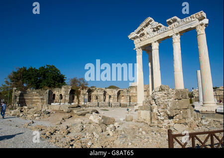 Ein Tourist auf Ruine des Tempels des Apollo in Side, Antalya Provinz, an der südlichen Mittelmeerküste der Türkei Stockfoto