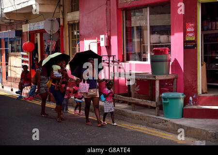 Frauen mit Schirm, Port Mathurin, Rodrigues Stockfoto