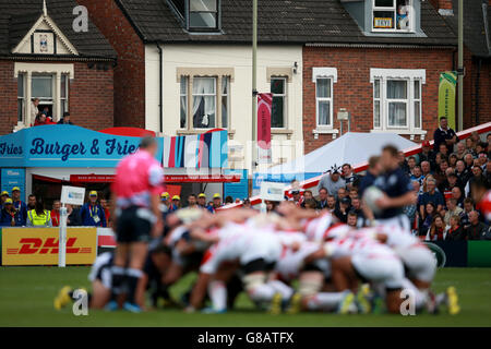 Rugby Union - Rugby-Weltmeisterschaft 2015 - Pool B - Schottland - Japan - Kingsholm Stadium. Fans beobachten das Geschehen von innen und außen während des Spiels zwischen Schottland und Japan Stockfoto