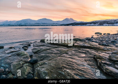 Küste in der Nähe von Tisnes auf Kvaløya, Norwegen Stockfoto