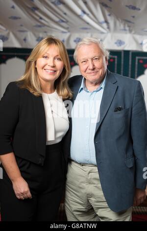 Kirsty Young und Sir David Attenborough eröffnen das Radio Times Festival im Green im Hampton Court Palace mit einer besonderen Veranstaltung, bei der Sir David Attenborough, der jetzt seinen Platz in der Eröffnungshalle der Radio Times einnimmt, über seine 60 Jahre im Rundfunk spricht. Stockfoto