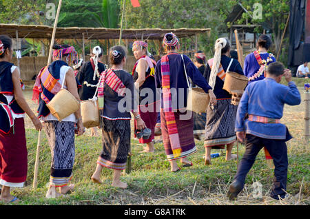 Phu Thai Menschen singen und spielen traditionelle thailändische Musikinstrumente Phu thai-Stil für Show am Verbot keine Hom am 15. Januar, Stockfoto