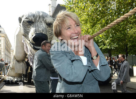 Emma Thompson hilft freiwilligen Puppenspielern, Aurora, den Eisbären mit Doppeldeckerbus, vor dem Shell-Hauptquartier in London zu bewegen, während Greenpeace-Aktivisten die Entscheidung des anglo-niederländischen Ölmajors Shell feiern, die Ölbohrungen in der Arktis zu stoppen. Stockfoto