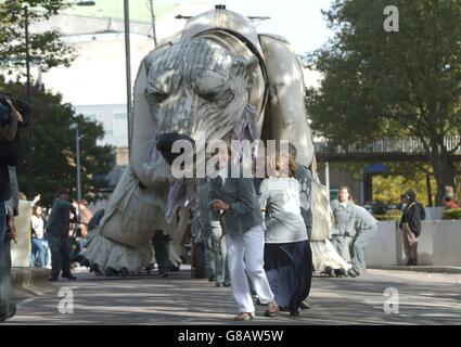 Emma Thompson hilft freiwilligen Puppenspielern, Aurora, den Eisbären mit Doppeldeckerbus, vor dem Shell-Hauptquartier in London zu bewegen, während Greenpeace-Aktivisten die Entscheidung des anglo-niederländischen Ölmajors Shell feiern, die Ölbohrungen in der Arktis zu stoppen. Stockfoto