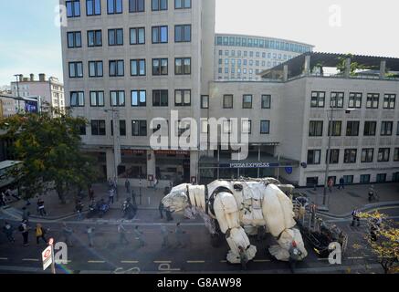 Puppenspieler bewegen Aurora, den Eisbären im Doppeldeckerbus, vor dem Shell-Hauptquartier in London, während Greenpeace-Aktivisten die Entscheidung des anglo-niederländischen Ölmajors Shell feiern, die Ölbohrungen in der Arktis zu stoppen. Stockfoto