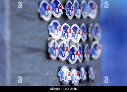 Fußball - Barclays Premier League - Leicester City / Arsenal - King Power Stadium. Nahaufnahme Detail der Pin Abzeichen Waren Stockfoto