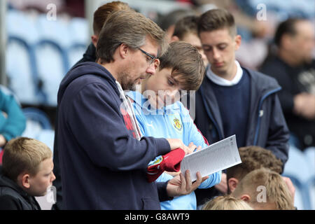Fußball - Sky Bet Championship - Burnley gegen Reading - Turf Moor. Burnley-Fans an den Ständen lesen das Spielprogramm Stockfoto