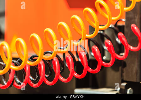 Closeup rot gelb Verbindungen Luftschläuche von industriellen Maschinen Details Stockfoto