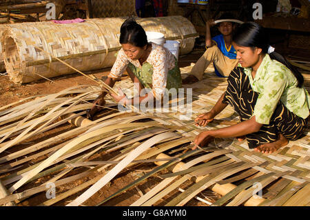 Asien - Myanmar - Taunggyi - Burma, Frauen arbeiten an dem Aufbau Bambusmatten Stockfoto