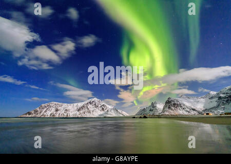 Nordlicht und schneebedeckten Gipfel umrahmen Skagsanden Strand Lofoten Inseln Norwegen Nordeuropa Stockfoto