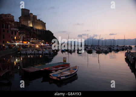 Die Burg bei Sonnenuntergang in Lerici. Ligurien, Norditalien, Europa. Stockfoto