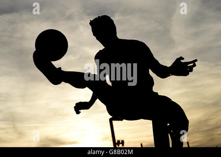 Gesamtansicht der Dennis Bergkamp-Statue vor dem Emirates Stadium vor dem UEFA Champions League, Gruppe F-Spiel im Emirates Stadium, London. Stockfoto