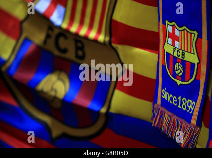 Fußball - UEFA Champions League - Gruppe E - Barcelona / Bayer Leverkusen - Nou Camp. Barcelonas Clubschals und -Flaggen sind vor dem Spiel vor dem Nou Camp erhältlich. Stockfoto