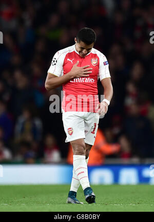 Alexis Sanchez von Arsenal wurde während des UEFA Champions League-Spiels der Gruppe F im Emirates Stadium in London niedergeschlagen. Stockfoto