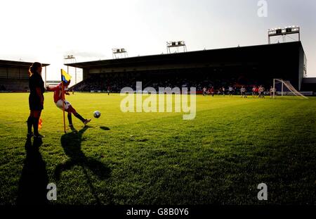 Das norwegische Ingvild Stensland nimmt eine Ecke im Halliwell Jones Stadium ein, in dem normalerweise die Rugby League, die Heimat der Warrington Wolves, stattfindet Stockfoto