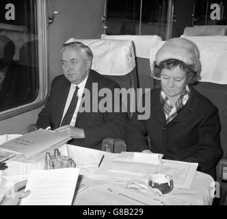 Der britische Premierminister Harold Wilson und seine Frau Mary verließen den Bahnhof Paddington, London, um Birmingham zu besuchen. Stockfoto