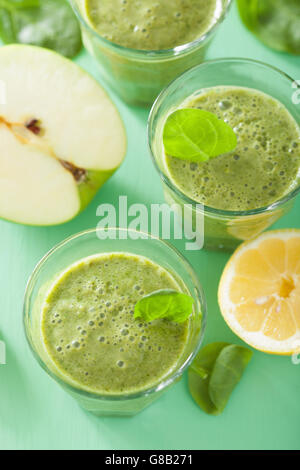 Gesundes Grün Spinat Smoothie mit Apfel-Zitrone Stockfoto