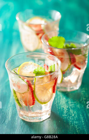 erfrischendes Sommergetränk mit Erdbeeren Gurke Kalk in Gläsern Stockfoto