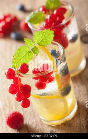 Sommer-Limonade mit Beeren und Zitrone Stockfoto