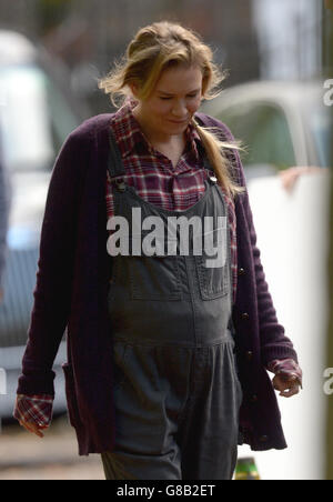 Renee Zellweger am Drehort in Islington, London, während der Dreharbeiten zu Bridget Jones's Baby, dem dritten Teil der Bridget Jones-Reihe. Stockfoto