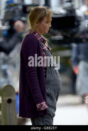 Renee Zellweger am Drehort in Islington, London, während der Dreharbeiten zu Bridget Jones's Baby, dem dritten Teil der Bridget Jones-Reihe. Stockfoto