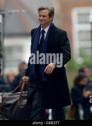 Colin Firth am Set in Islington, London, während der Dreharbeiten zu Bridget Jones's Baby, dem dritten Teil der Bridget Jones-Reihe. Stockfoto