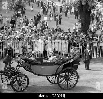 Königin Elizabeth II. Und Prinz Philip der Herzog von Edinburgh in ihrer offenen Kutsche am zweiten Tag des Royal ascot Renntreffens. Stockfoto