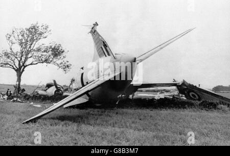 Auf dem Feld in der Nähe von Immingham, Lincolnshire, liegt das Wrack eines RAF Varsity-Trainerflugzeugs und eines zivilen Cessna-Flugzeugs, das in der Luft zusammenstieß und zusammen herunterkam. Zwei Männer wurden getötet, aber fünf Überlebende wurden ins Krankenhaus gebracht. Stockfoto
