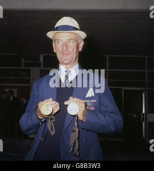 Major Derek Alhusen vom britischen Pferdesport-Team mit Goldmedaille bei der Ankunft von den Olympischen Spielen in Mexiko-Stadt am Flughafen Heathrow. Stockfoto