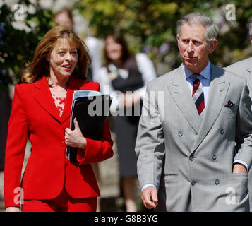 Der britische Prinz von Wales geht mit dem Schulleiter Bernice McCabe in der Dartington Hall spazieren. Stockfoto