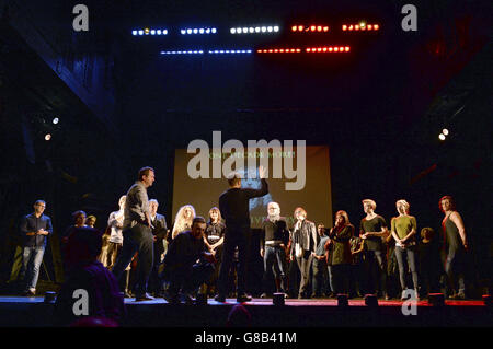 Die Besetzung während der Probe für die Gala zum 30. Geburtstag von Les Miserables im Queen's Theatre, London, in Aid of Save the Children. Stockfoto