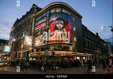 Ein Blick auf das Queen's Theatre, London, als die Les Miserables 30th Anniversary Gala Performance im Theater hilft Save the Children. Stockfoto