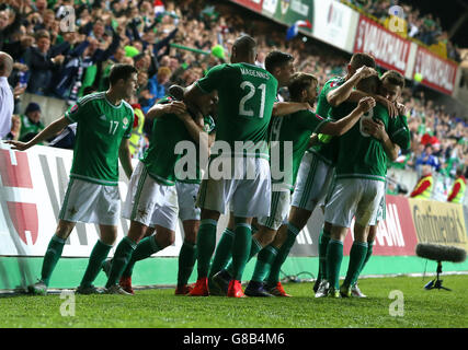 Steven Davis (rechts, Nummer 8) aus Nordirland feiert das erste Tor seiner Mannschaft im Spiel mit Teamkollegen während des UEFA-Europameisterschafts-Qualifikationsspiels im Windsor Park, Belfast. Stockfoto