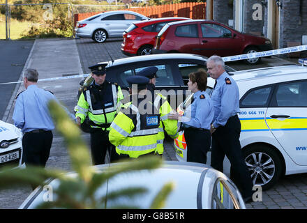 Garda-Kommissarin Noirin O'Sullivan (zweite rechts) trifft den lokalen Gardai, als sie den Ort der Schießerei in Omeath, Co Louth, besucht, wo ein mutmaßlicher Dissident-Republikaner einen Polizisten ermordete und eine Frau schoss, bevor er die Waffe auf sich selbst drehte. Stockfoto
